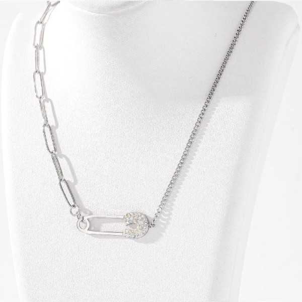 Pin Παιδικό Κολιέ Αλυσίδας 45cm Ασημί Με Παραμάνα Με Στρας